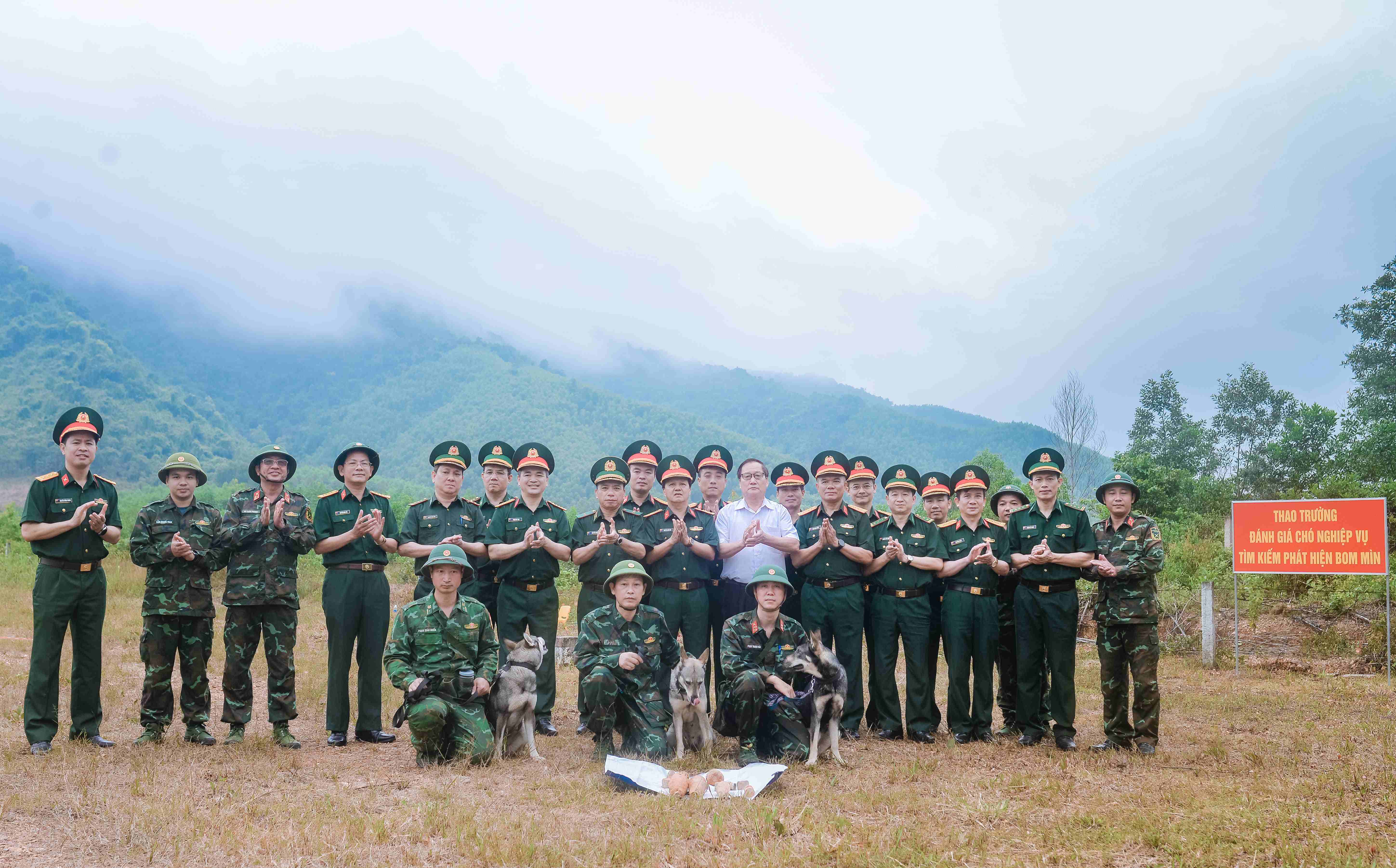 Trung tâm Nhiệt đới Việt - Nga tổ chức Hội thảo và buổi kiểm tra, đánh giá thực nghiệm chó Sông Mã tìm kiếm, phát hiện bom mìn, vật nổ tại Quảng Trị